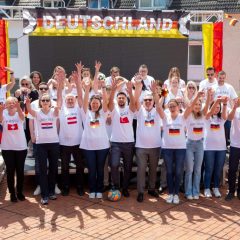 Bensberger Bank – Team  jubelt zur EM 2024 – T-Shirts zeigen die Nationalitäten